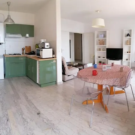 Bright 2-bedroom & Beautiful Sea View Apartment *