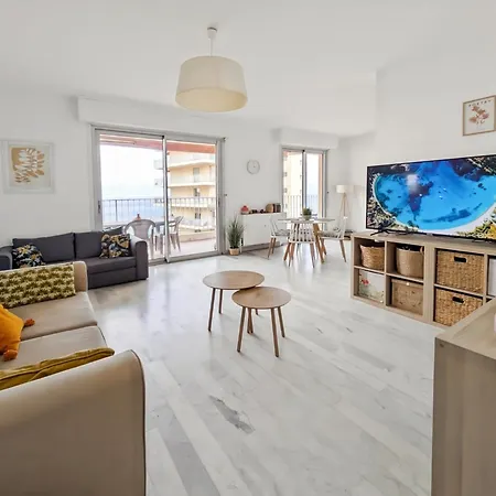 Bright 2-bedroom & Beautiful Sea View Apartment