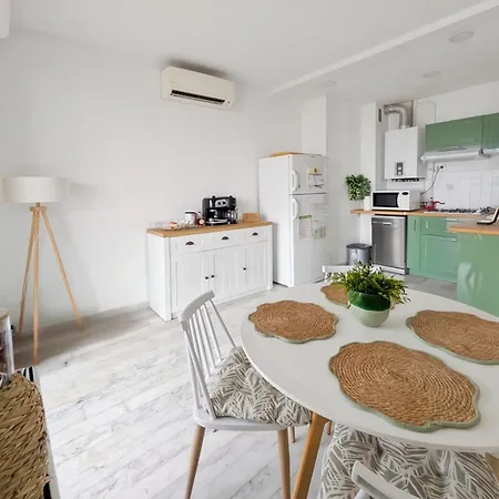 Bright 2-bedroom & Beautiful Sea View Apartment *