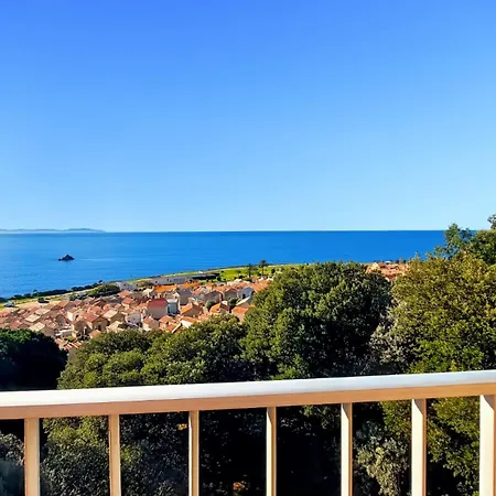 Apartment Bright 2-bedroom & Beautiful Sea View