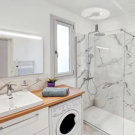 Apartment Bright 2-bedroom & Beautiful Sea View